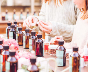 Personnes qui créent leurs parfums lors d'un atelier création de parfum Galimard à Grasse