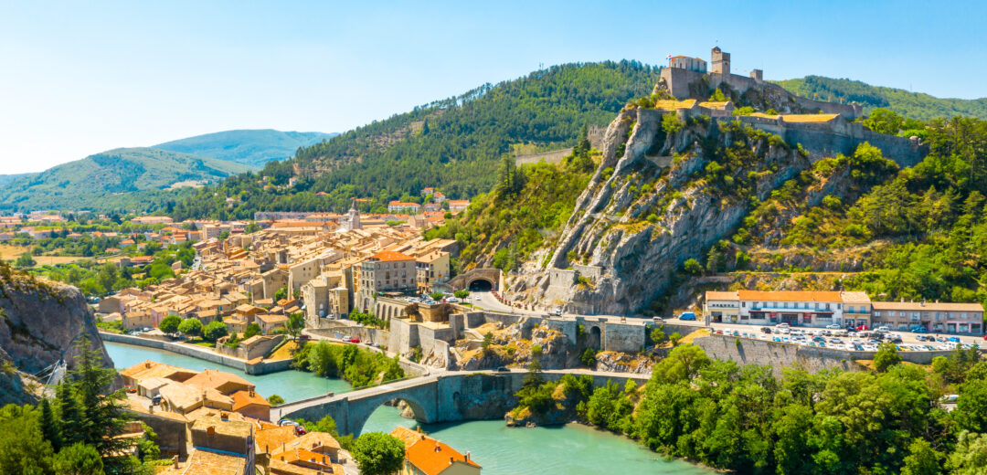 Village ensoleillé du Sud de la France avec rivière