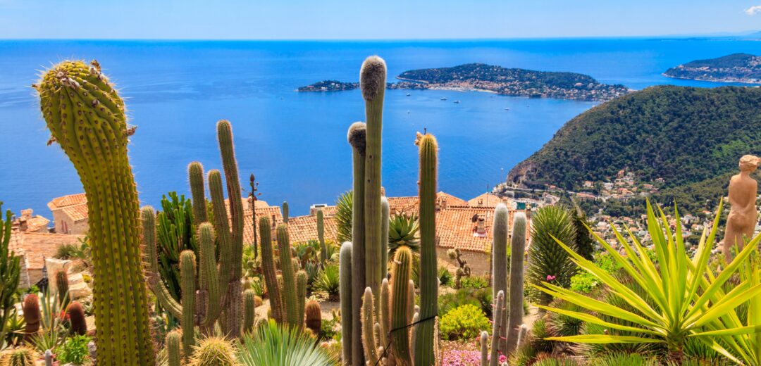 Vue panoramique sur le littoral méditerranéen, maisons médiévales et jardin exotique depuis le sommet du village médiéval d'Eze sur la Côte d'Azur