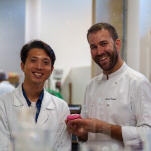 Yusuke Masuda, parfumeur chez Galimard et créateur du parfm Ruby Chéri (à gauche) & Nicolas Dolbeau chef pâtissier, créateur du macaron Ruby Chéri (à droite)